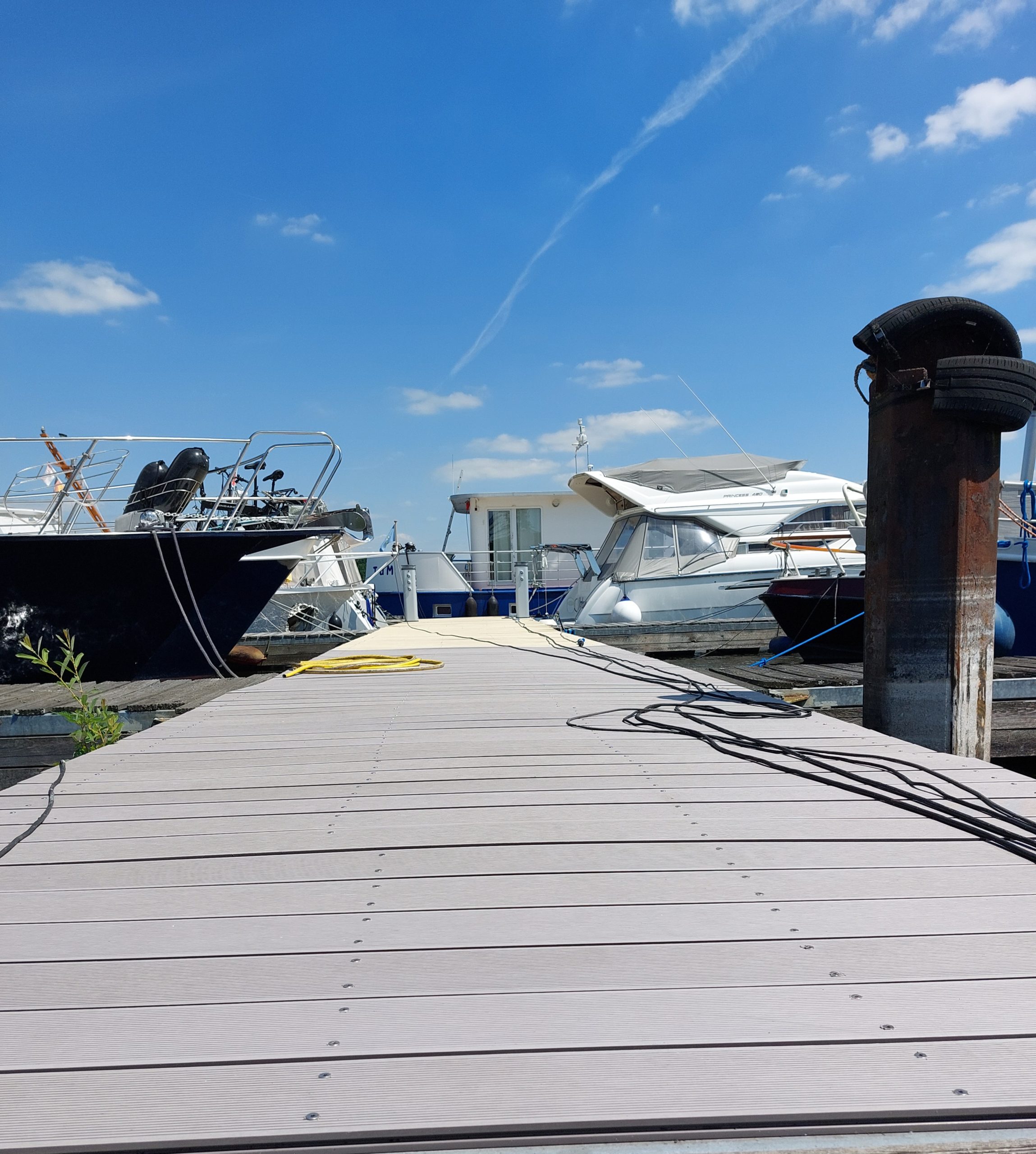Boote am Servicesteg der Marina Brandenburg